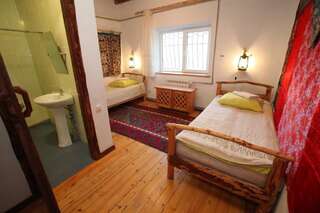 Гостевой дом Ashu Guesthouse Shabdan Двухместный номер с 2 отдельными кроватями и душем-11